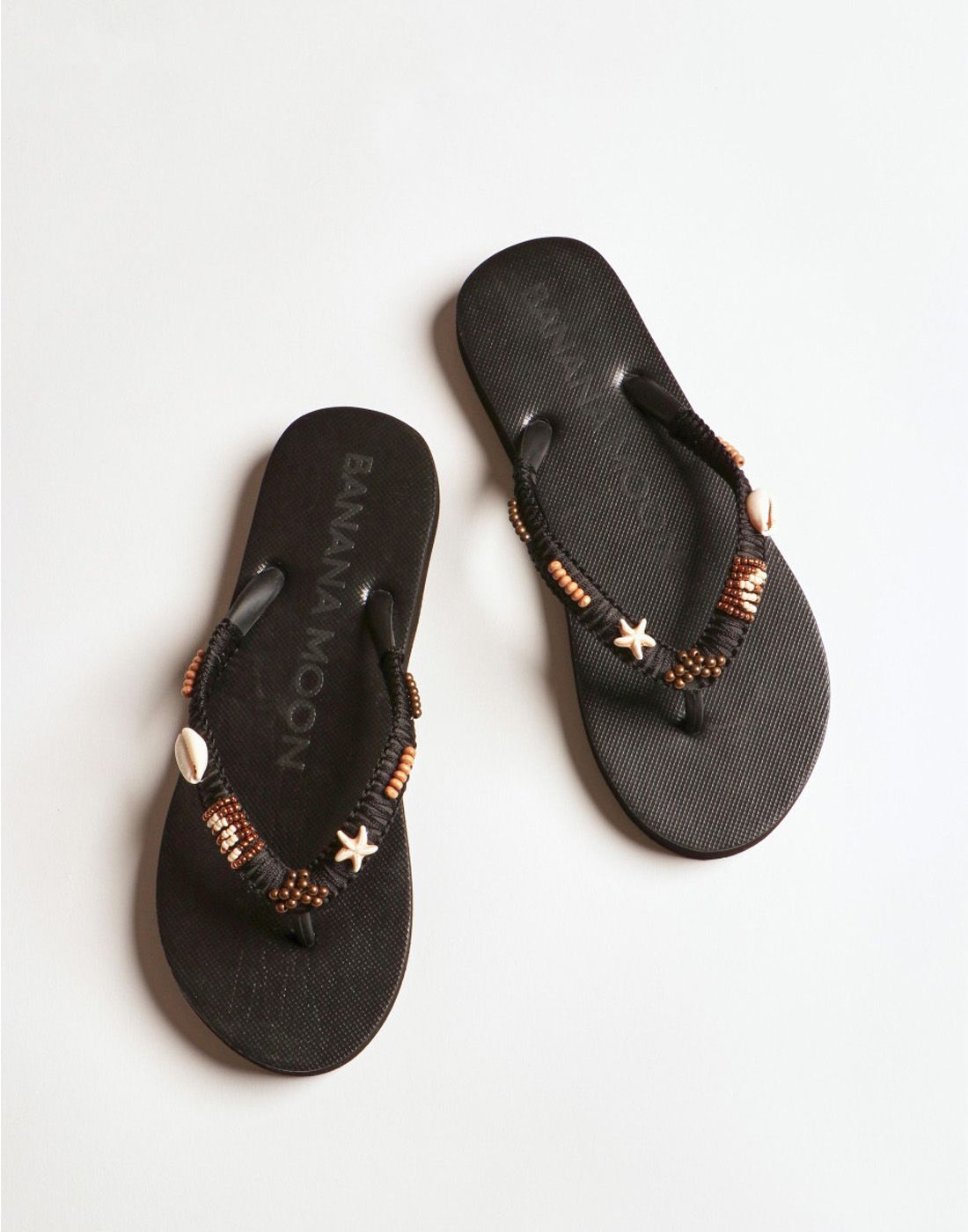 Sorte Banana Moon sandaler på hvitt underlag