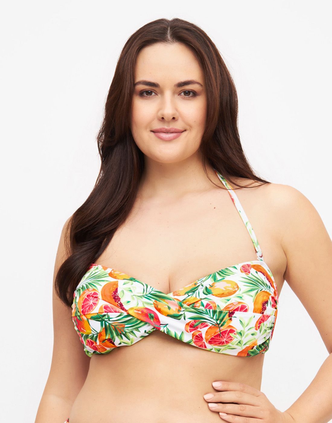 Beatrice Almeria 1 Kvinne med mørkt hår og bikinioverdel