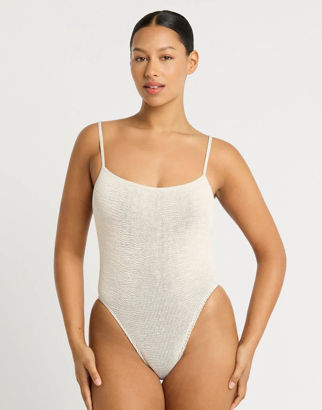 Bond Eye Low Palace Coconut5 mørk kvinne med hvit badedrakt fra australske bond-eye