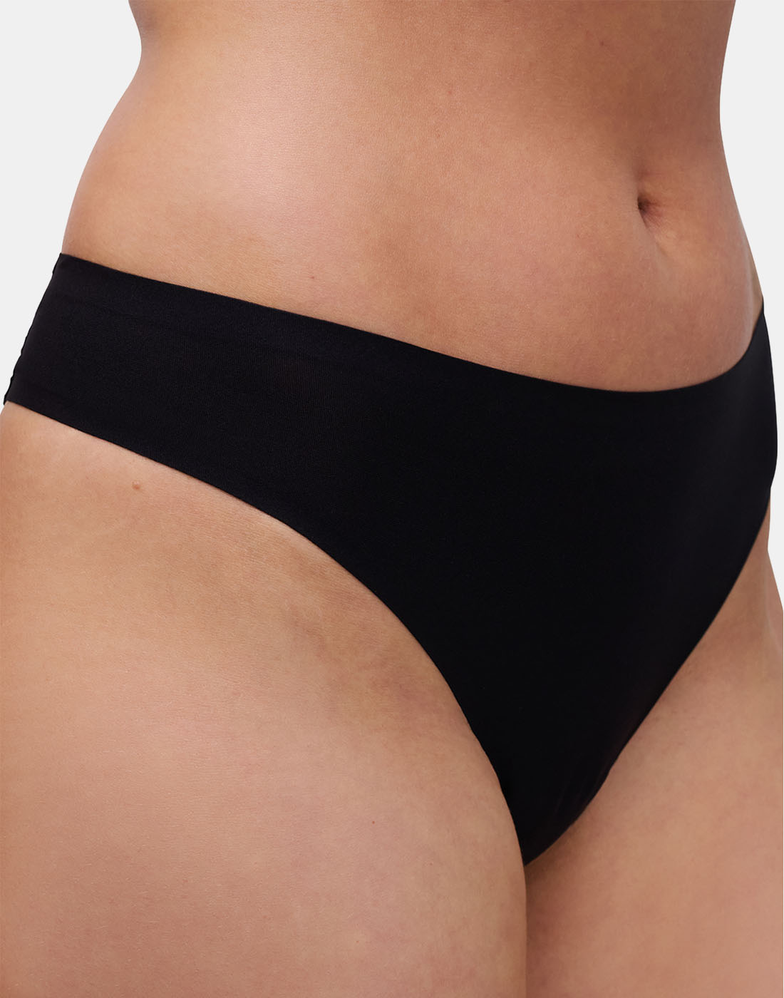Chantelle soft stretch tanga string med blonde svart