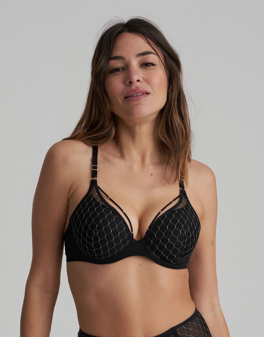 Marie Jo Colima BH svart2 jente med brunt langt hår i svart BH med gull-mønster