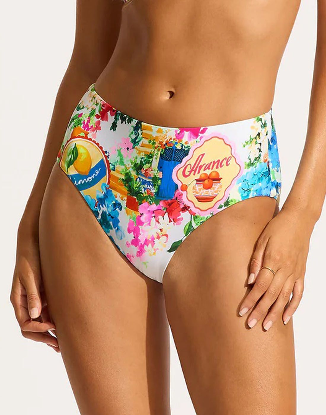 Seafolly Ciao Bella Hvit kvinne med high waist bikinitruse i mønster fra Seafolly