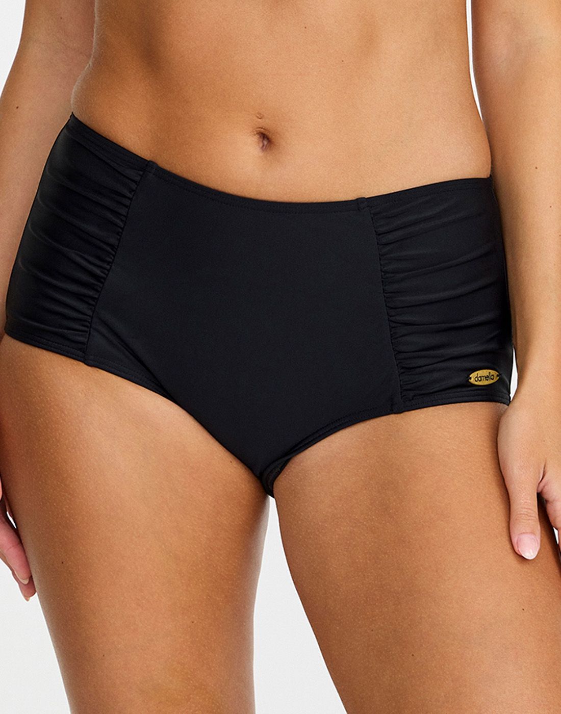 Damella sort bikinitruse på underkropp