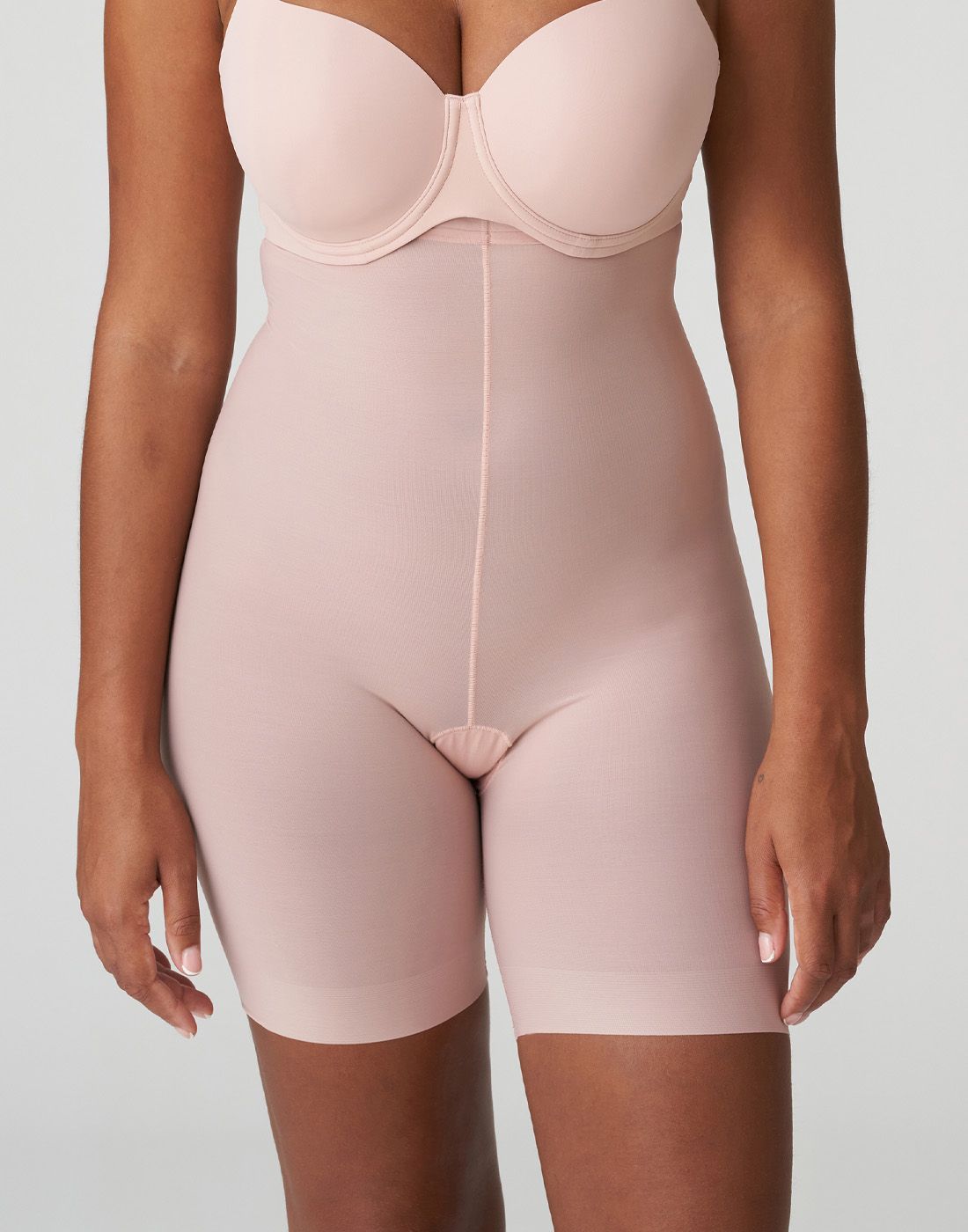 Kvinne med shapewear hold-in shorts