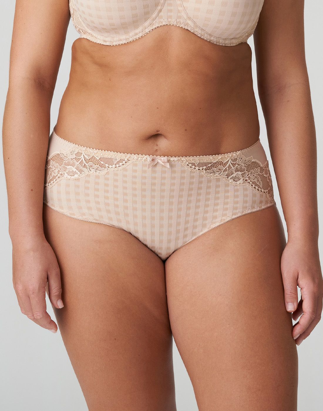 kvinne med high waist truse i beige