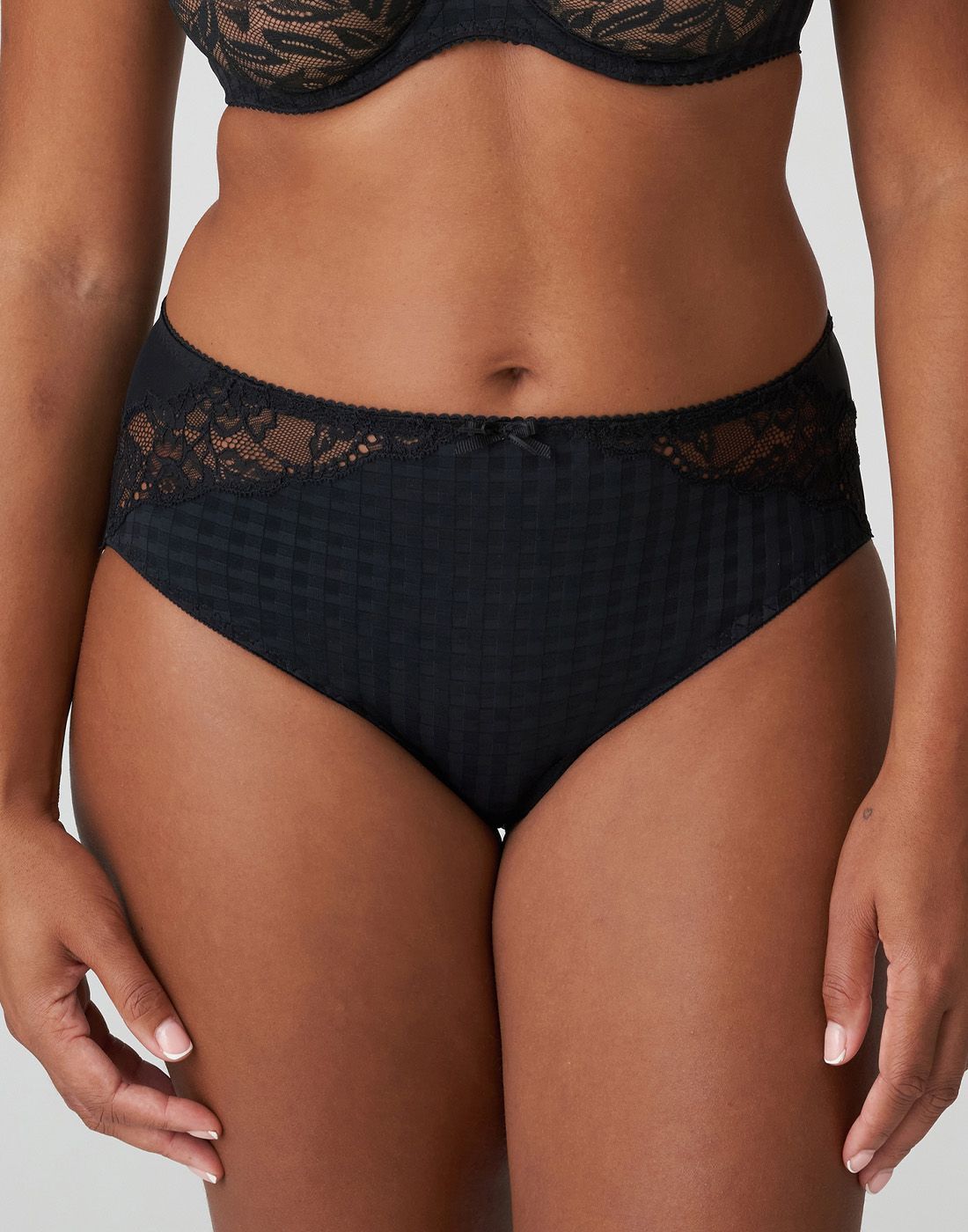 Prima Donna Madison Høy Truse Svart kvinne i svart high waist truse med blonder fra prima donna