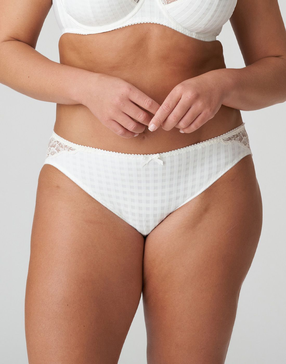 kvinne i hvit high waist blondetruse fra prima donna