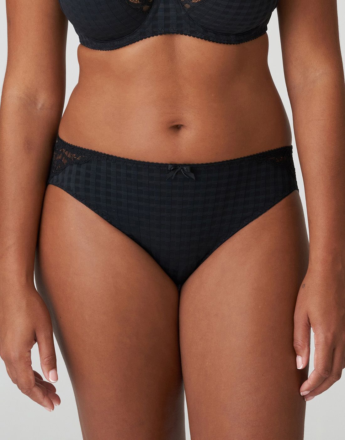 kvinne i svart high waist blondetruse fra prima donna