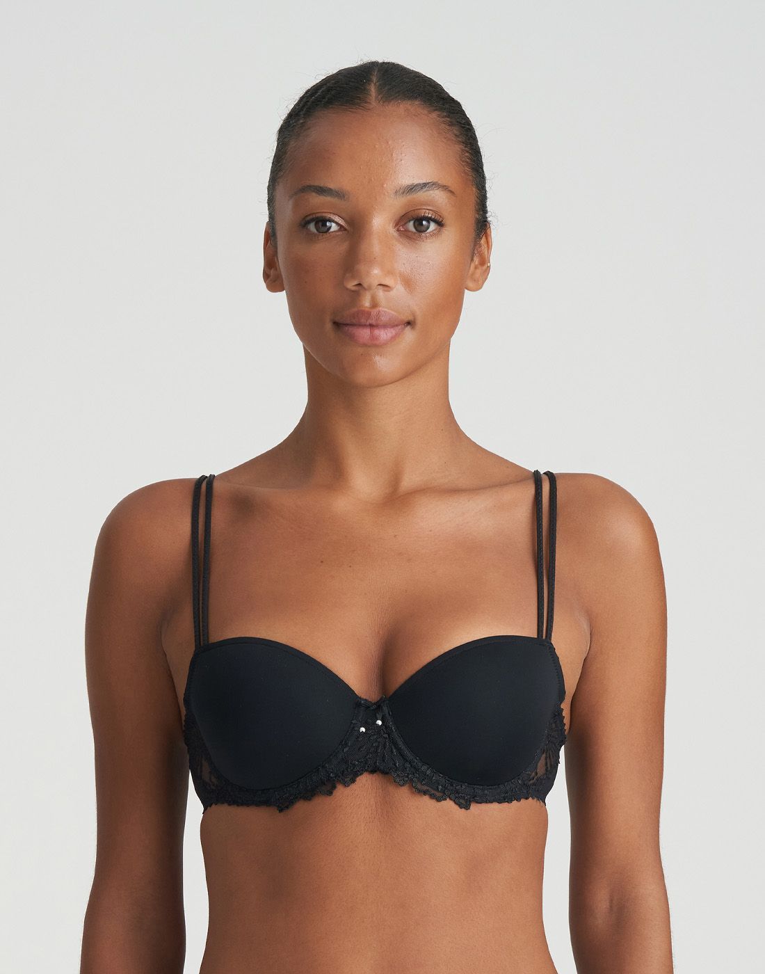 mørk jente i svart balconette BH med blonder