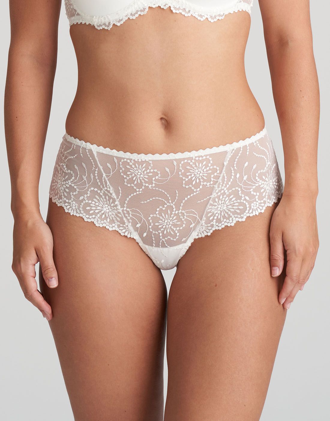 jente i hvit hipster string truse med blonder