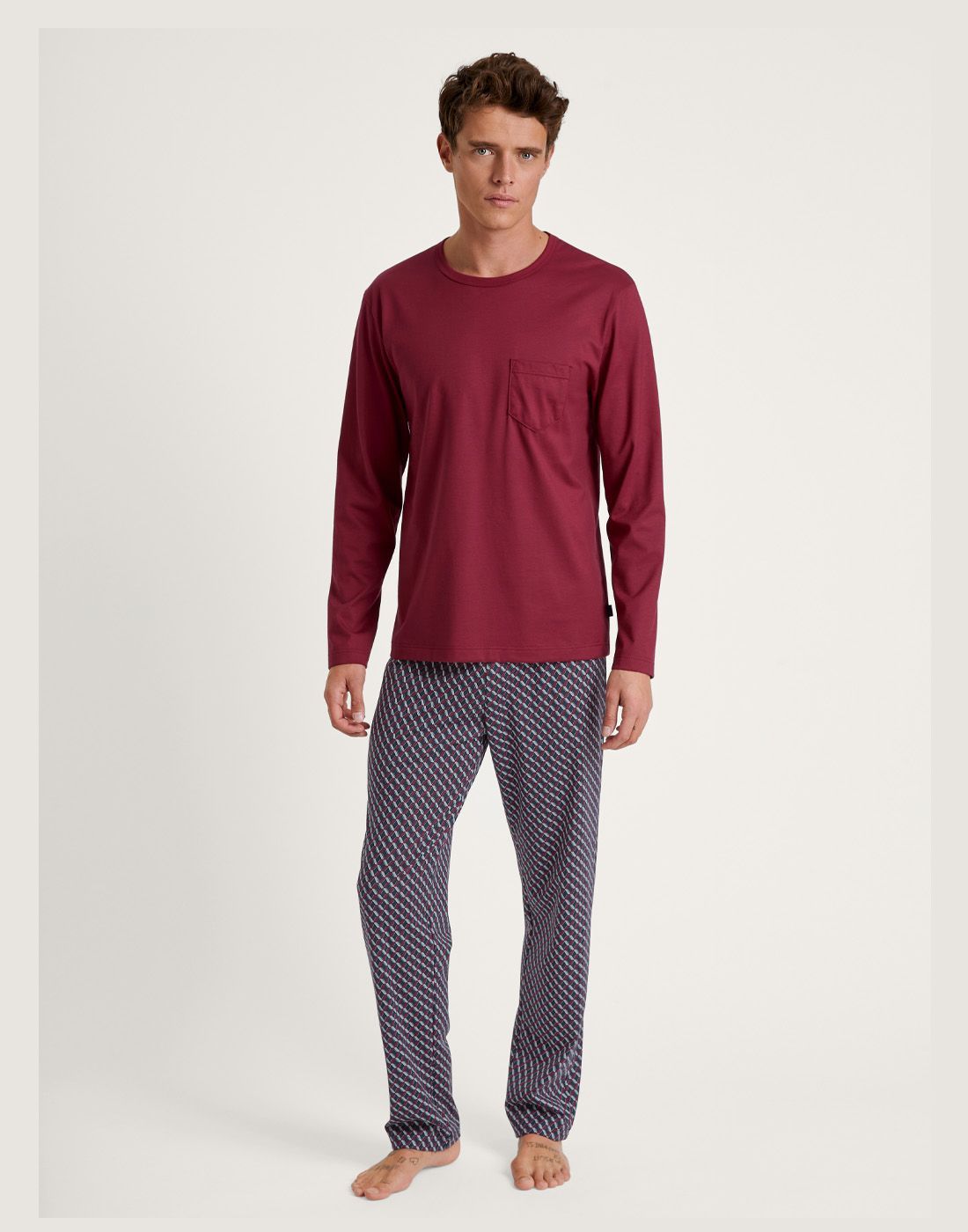 47380-116-2 mørk høy mann i burgunder rød pysjgenser og rutete pysjbukse