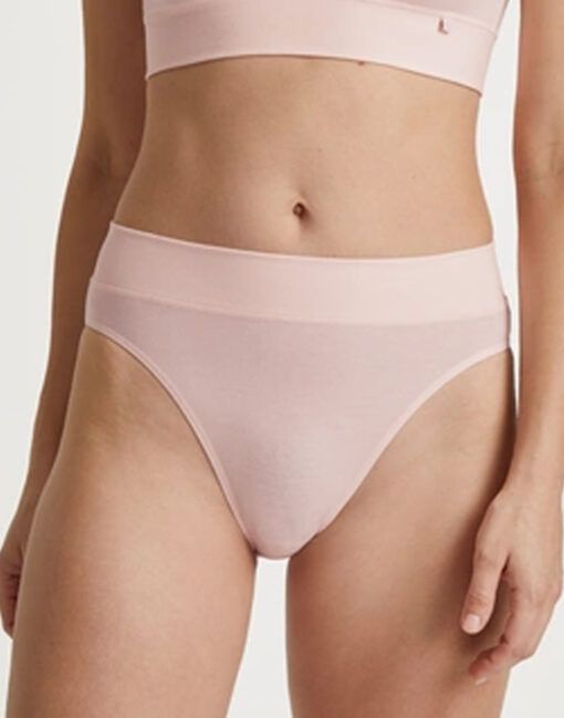 jente i rosa truse fra calida
