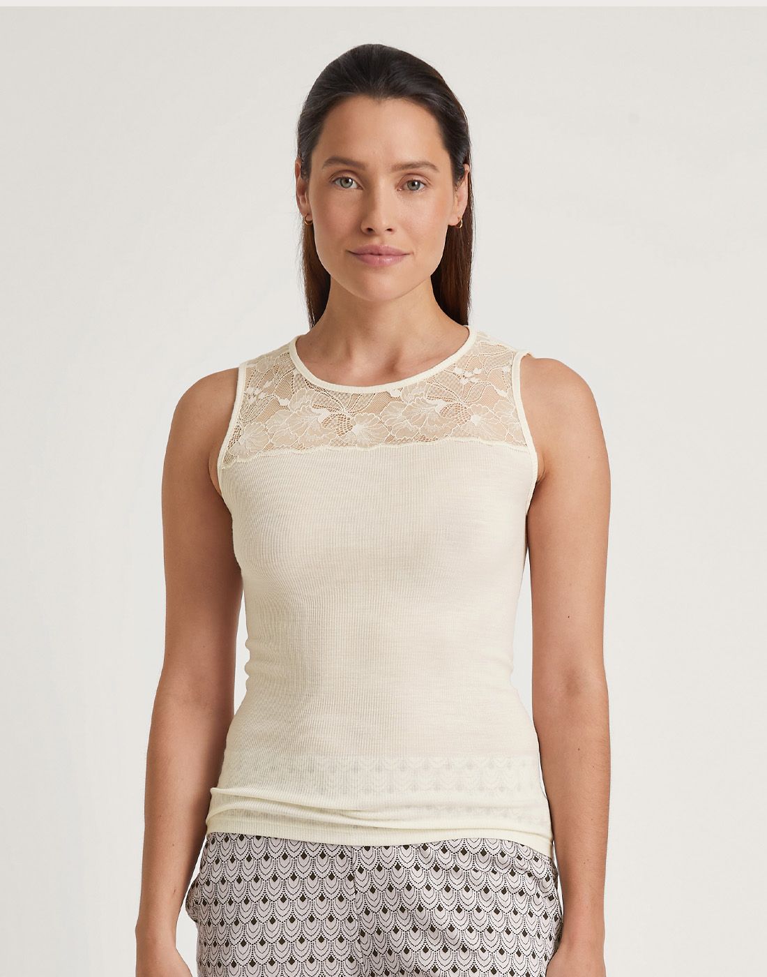 12351-904(3) jente med brunt hår og hvit ull og silke topp med blonder