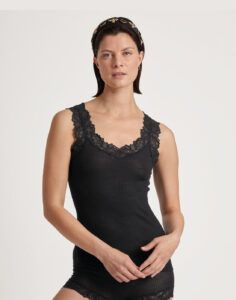 kvinne i svart singlet av ull og silke med blonder