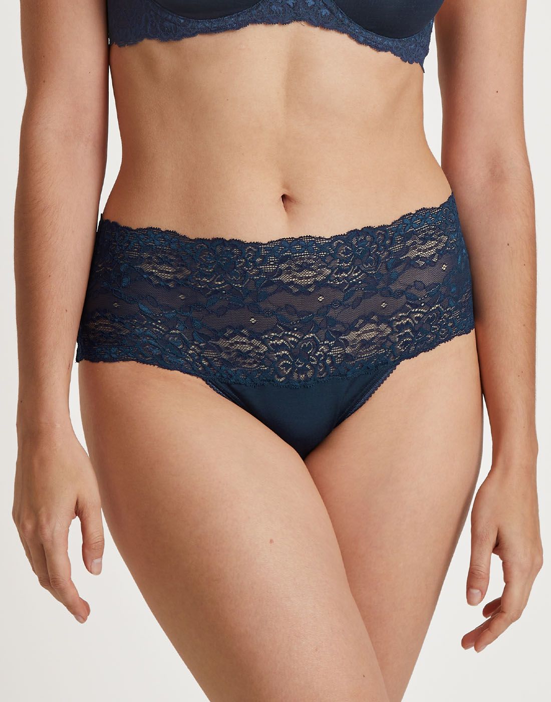 21431-488 kvinne i blå truse med blonder fra calida