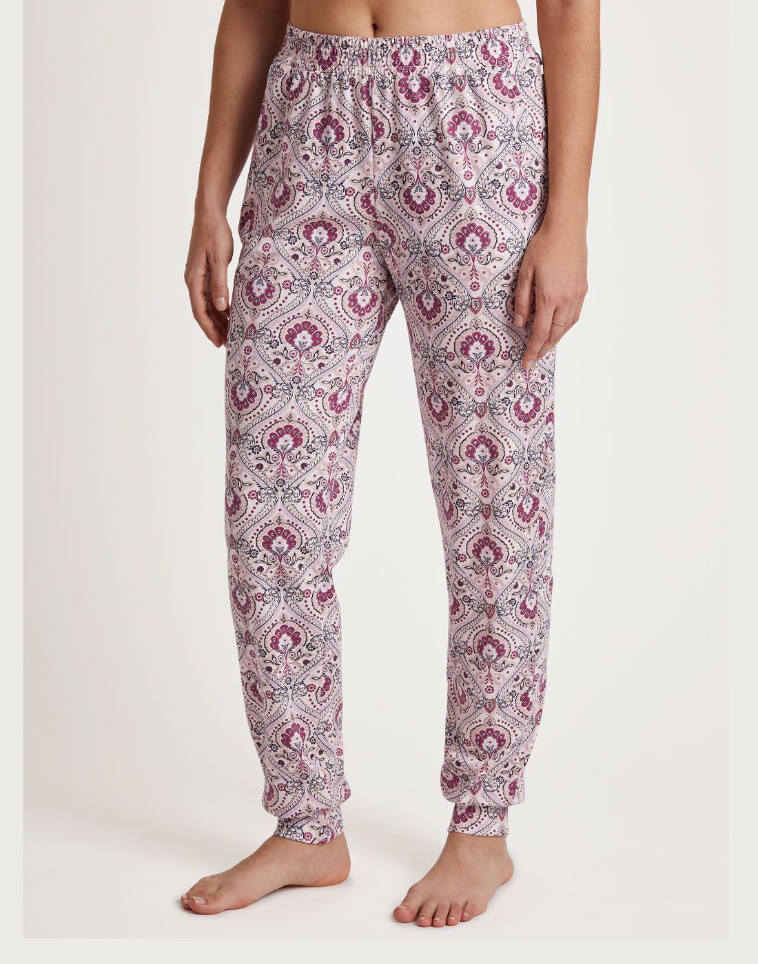 kvinne i pysjbukse med rosa mønster