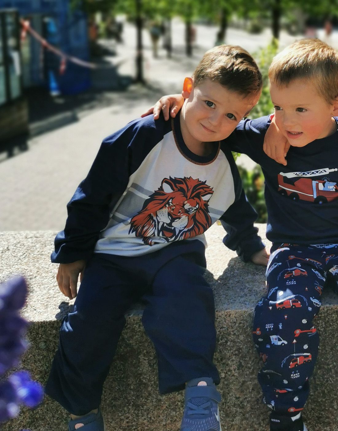 29679-256-7 barnepysj til gutt med løvemønster og blå bukse