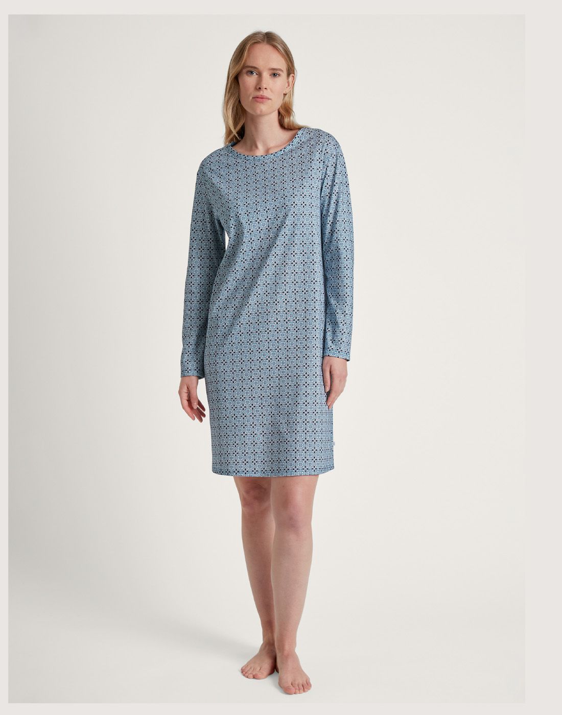 blond kvinne i blå langermet nattkjole med mønster