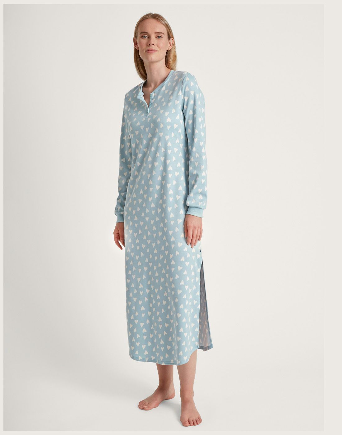 blond kvinne i lang blå nattkjole med mønster