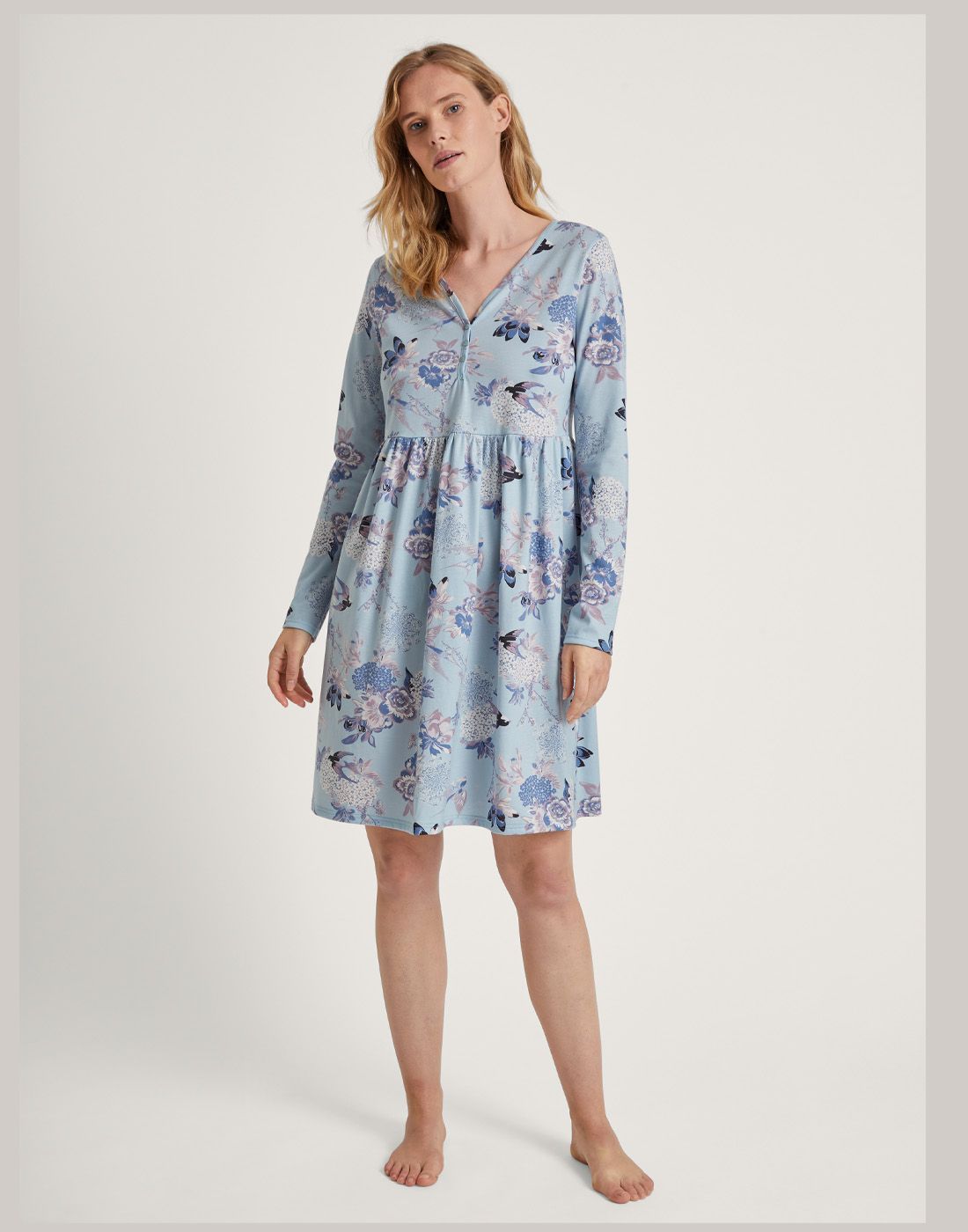 blond jente i blå nattkjole