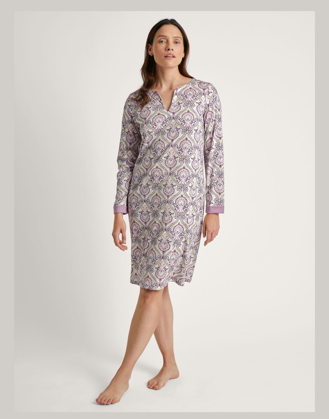 kvinne med mønstret nattkjole fra calida