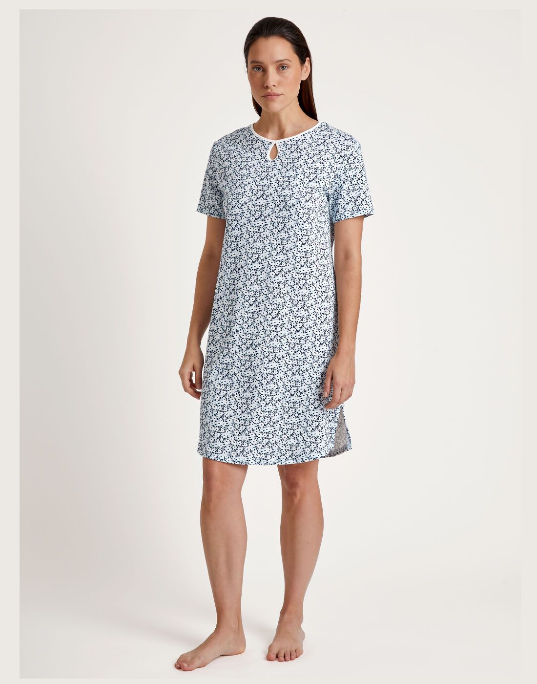 32038-521-2 kvinne i blå blomstret nattkjole av bomull