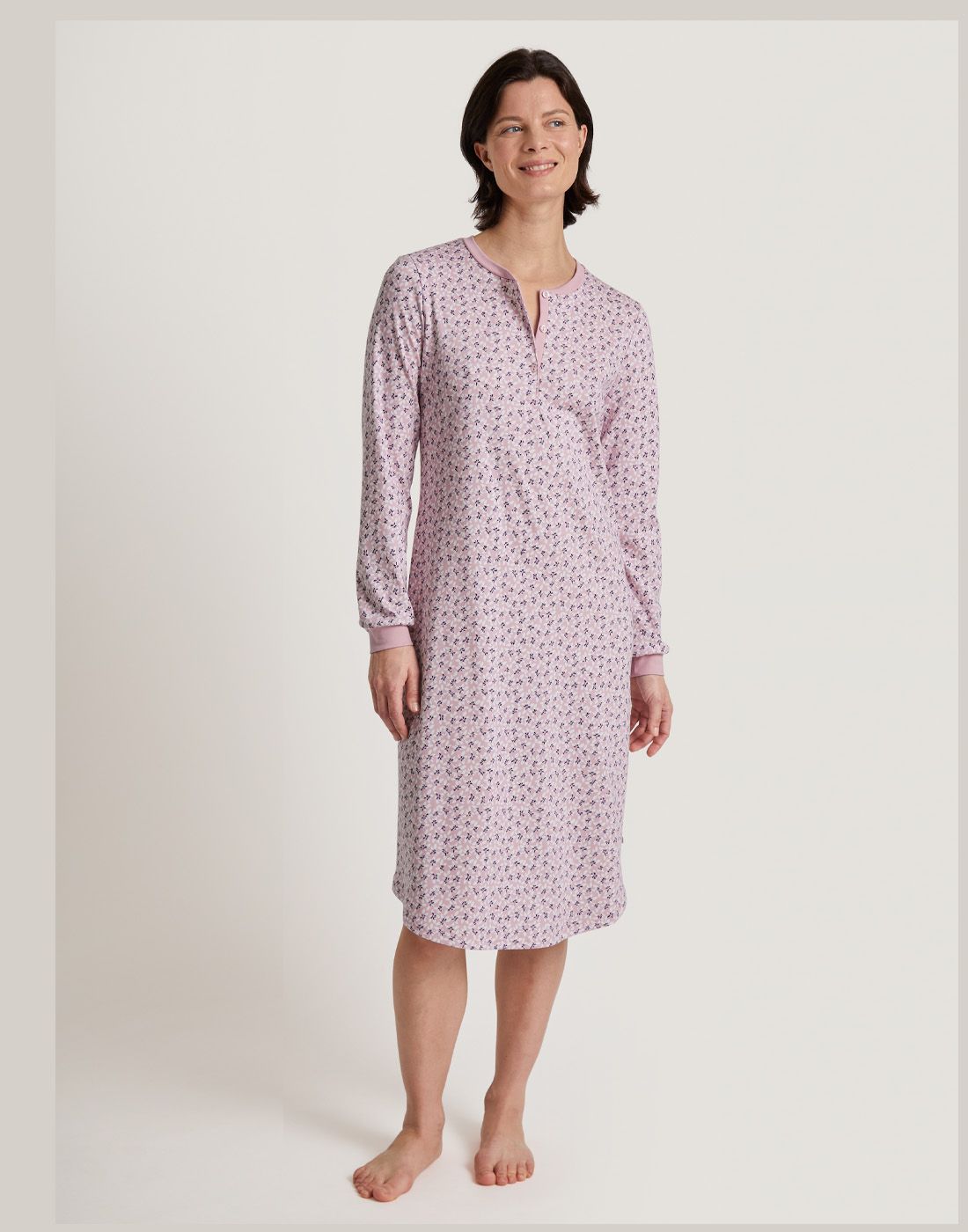 33156-283(1) kvinne i langermet rosa mønstret kjole