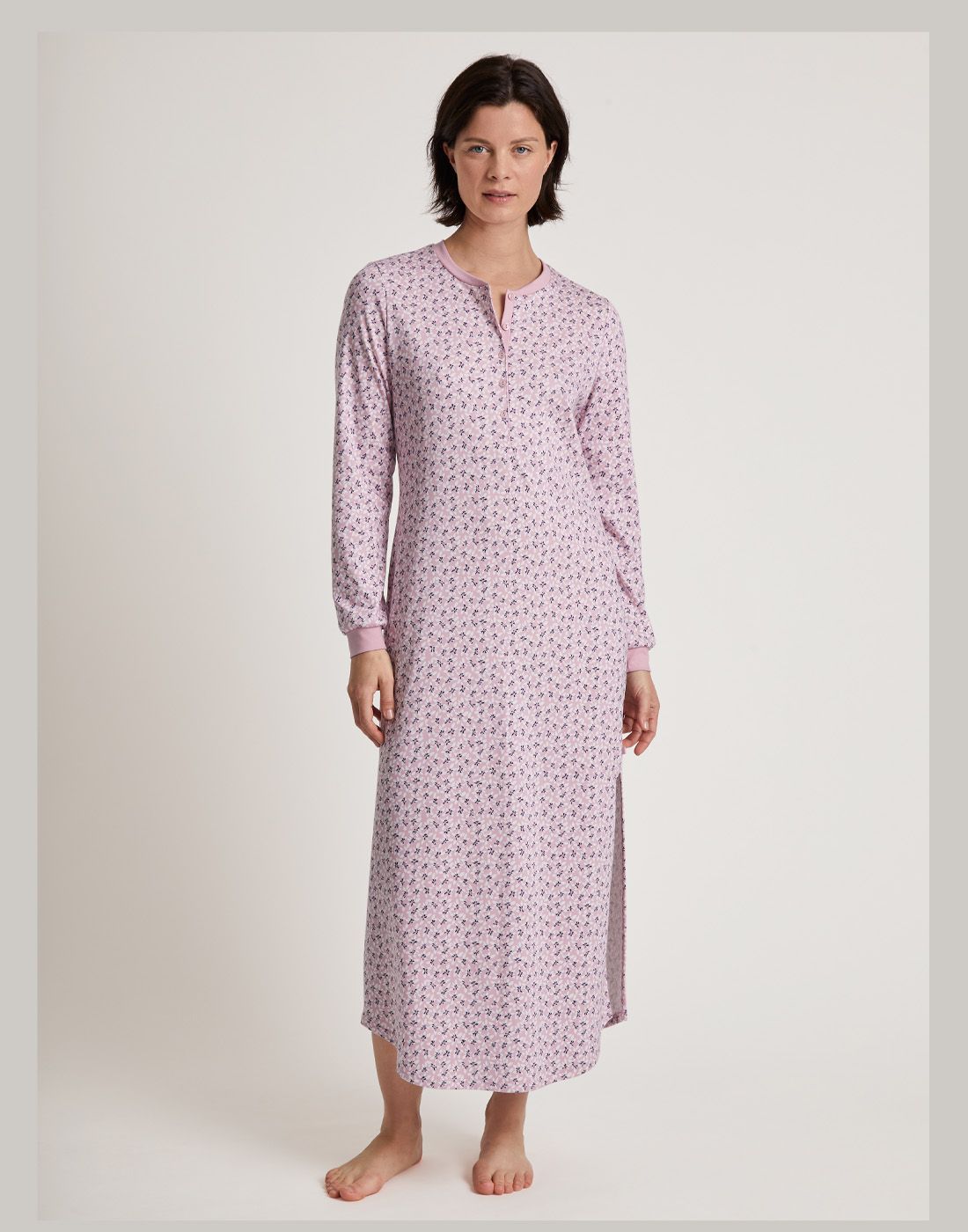 kvinne med lang rosa nattkjole