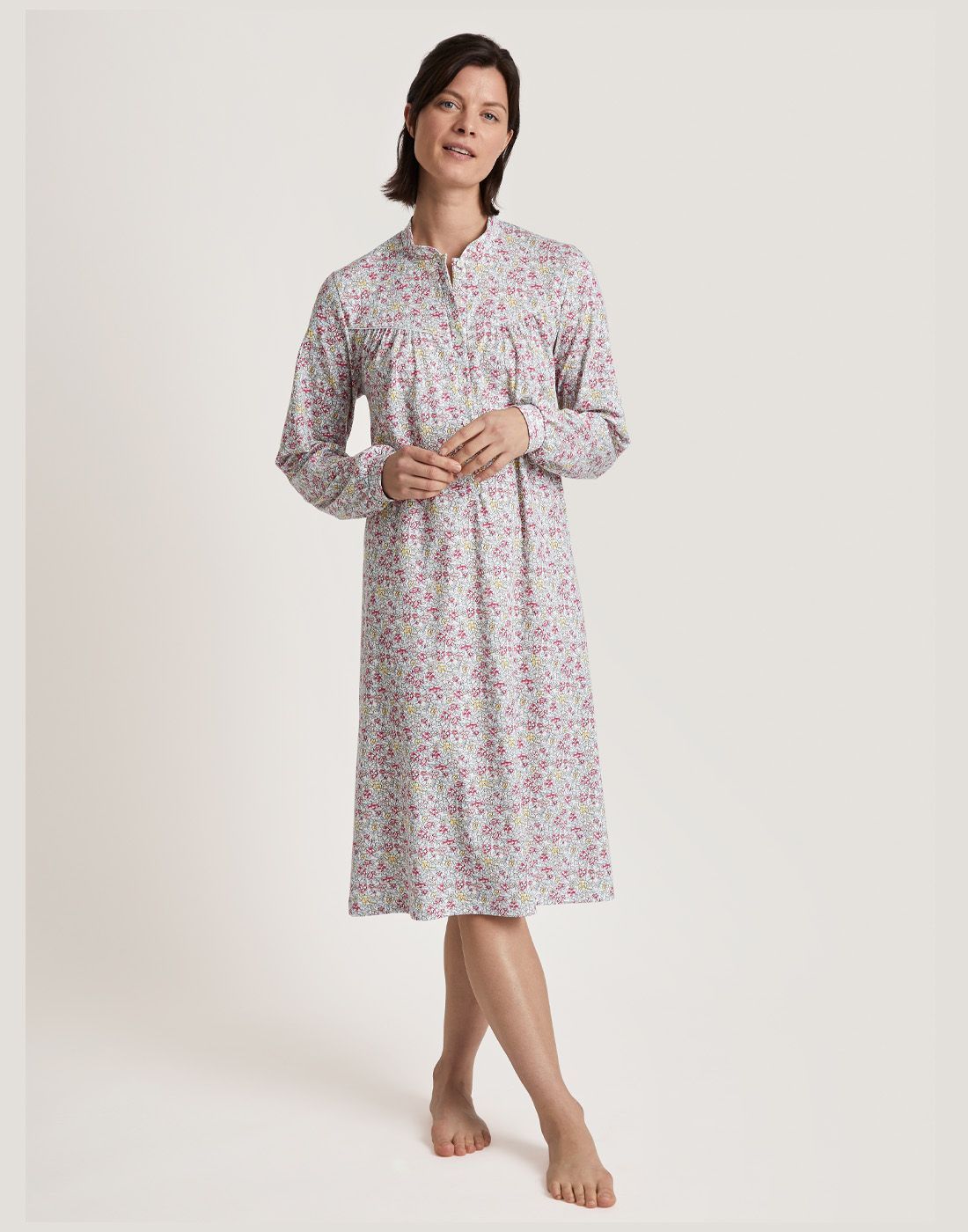 mørk kvinne med langermet nattkjole i blomstermønster