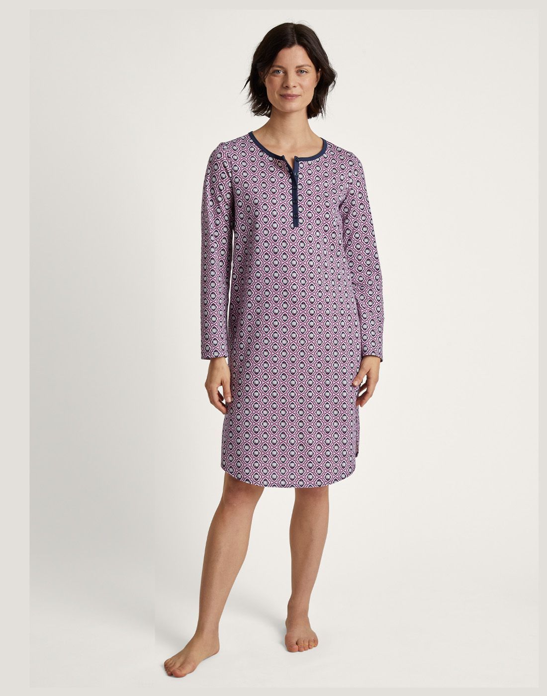 kvinne med kort langermet nattkjole i lilla mønster