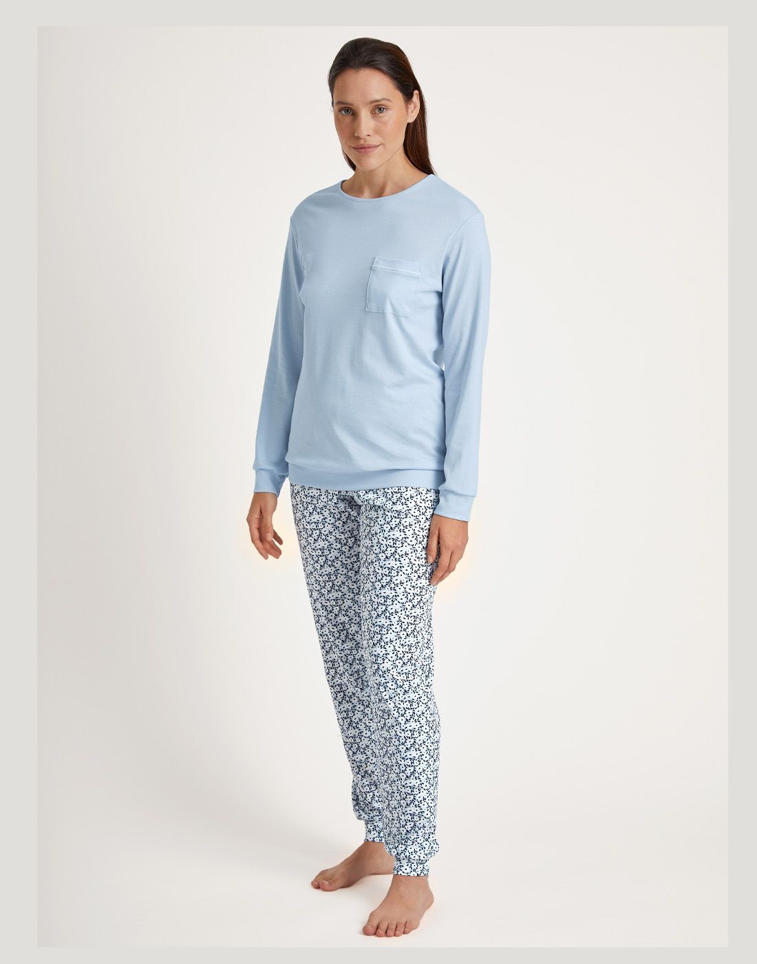 42338-521-2 kvinne med blå genser og mønstret bukse pysjamas