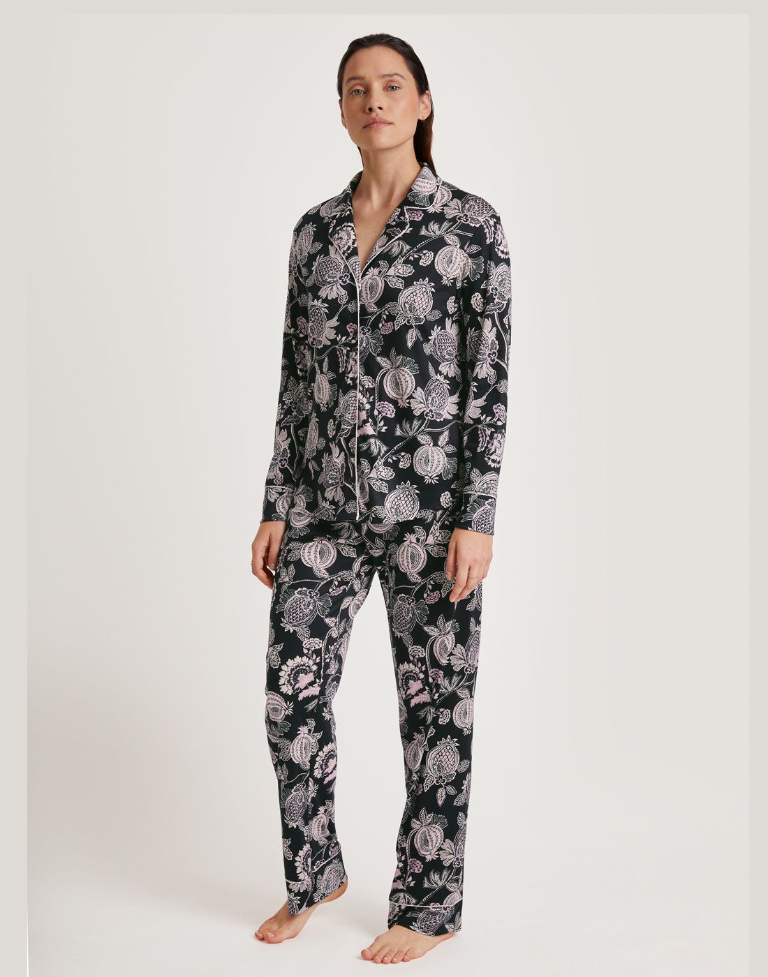 42955-807 kvinne med brunt hår og pysjamas med skjorte og bukse i mønster