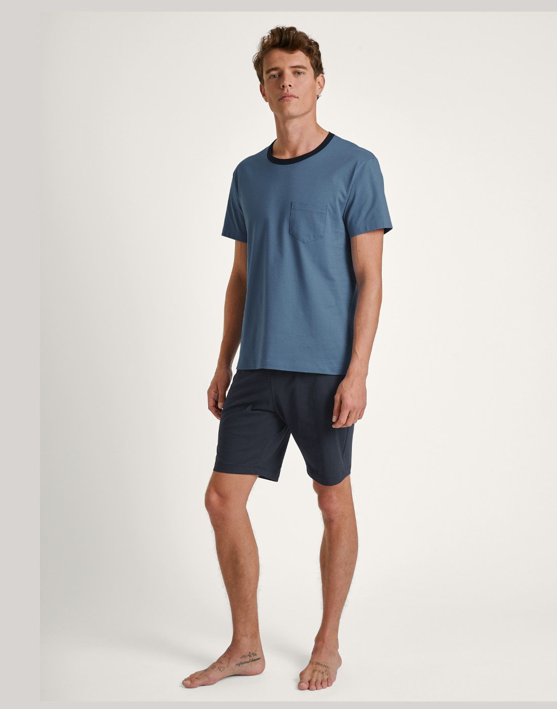 44189-469 mann med blå pysj t skjorte og blå bukse