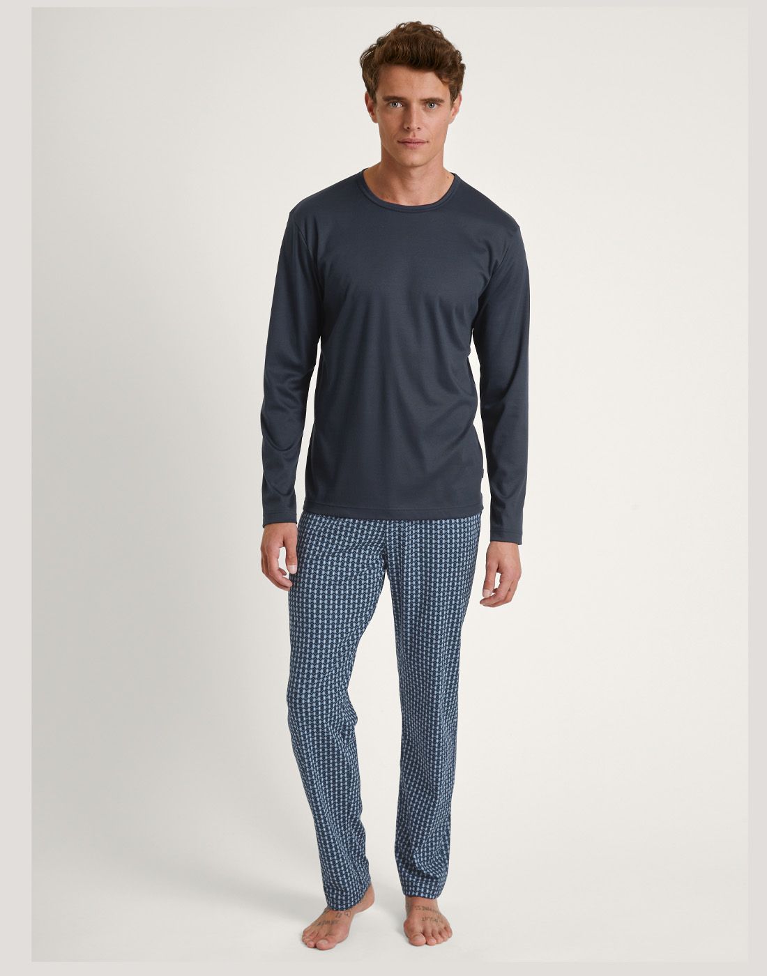 46187-479 mann i blå pysj med rutete bukse