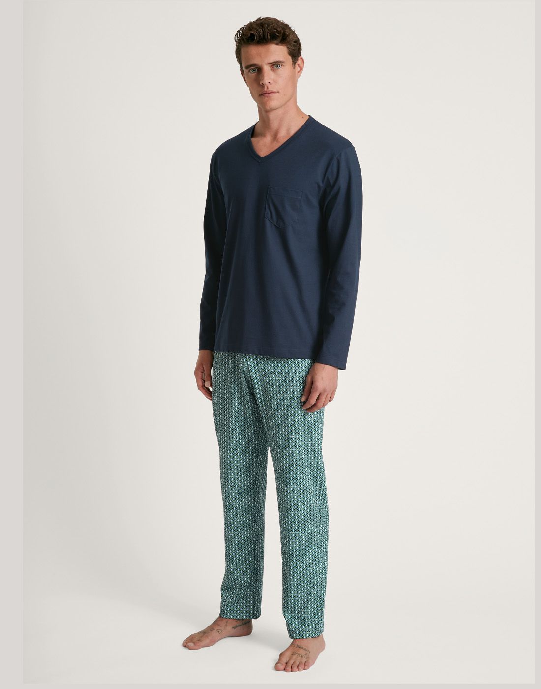 pysjamas til herre med blå genser og grønn bukse