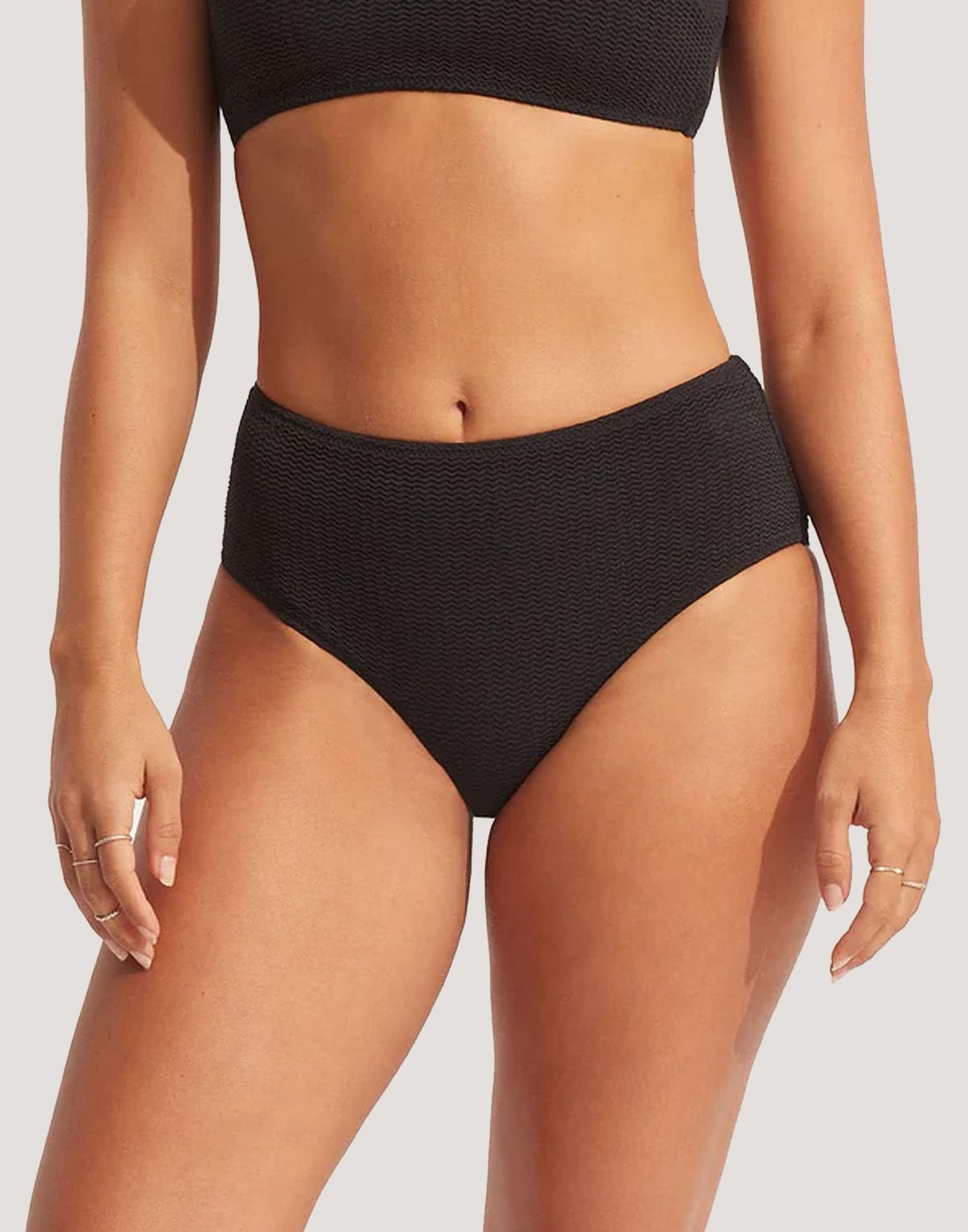 Seafolly Sea Dive Høy Bikinitruse Svart3 Jente i svart high waist ribbestrikket bikinitruse