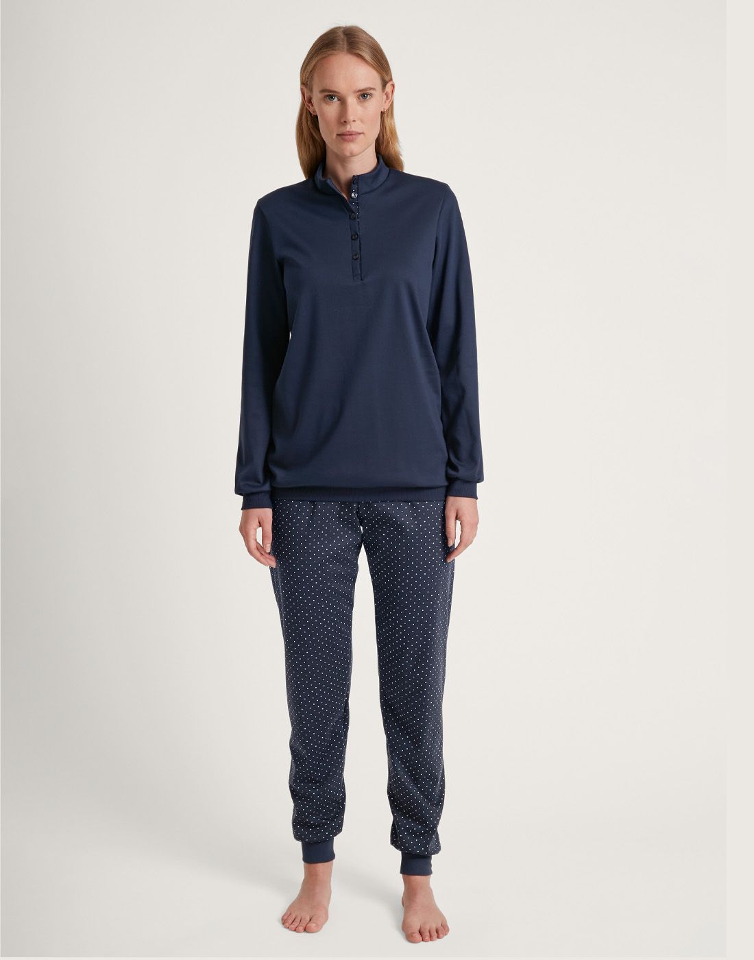 blond kvinne i midnight dreams pysj fra calida blond kvinne i mørkeblå pysj av bomull fra calida