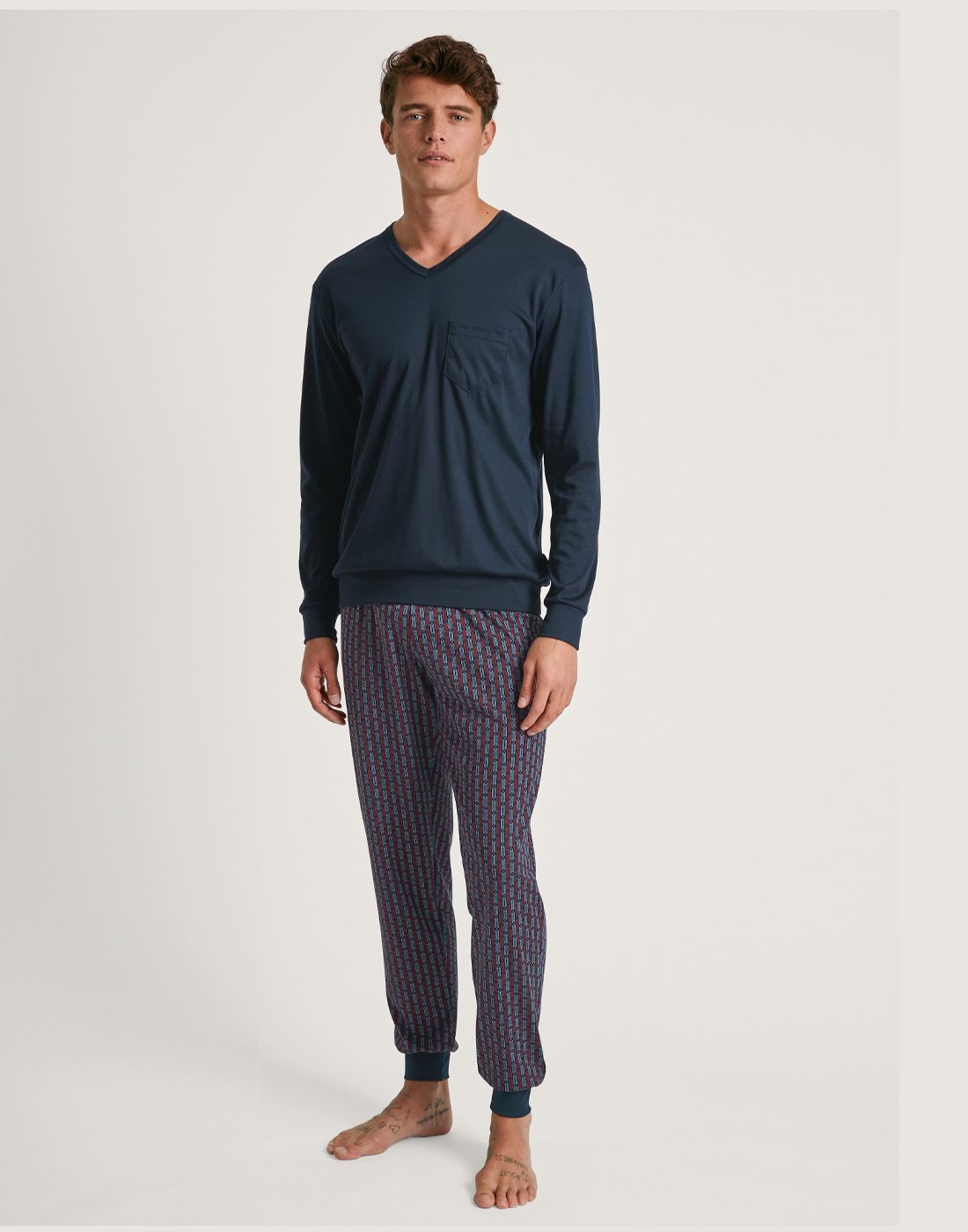 herrepysj bomull dark sapphire2 mann i pysjamas med rutete bukse og blå overdel