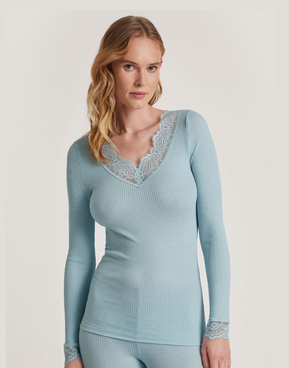 langermet ull og silke genser i sterling blue5 blond kvinne i blå ull og silke genser med blonder