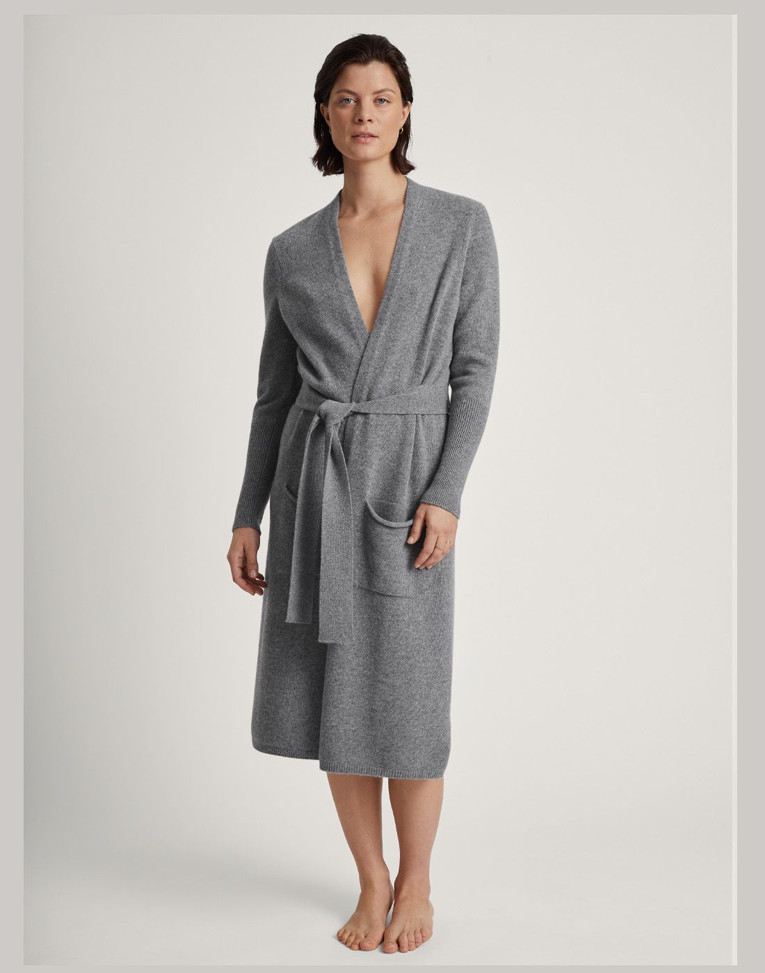 ull morgenkåpe calida grå4 kvinne med brunt hår i grå ull morgenkåpe fra calida
