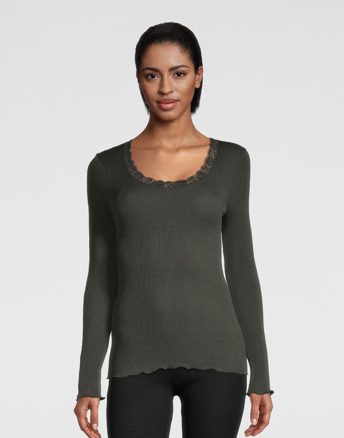 kvinne i mørkegrønn ull og silke genser ned blonde