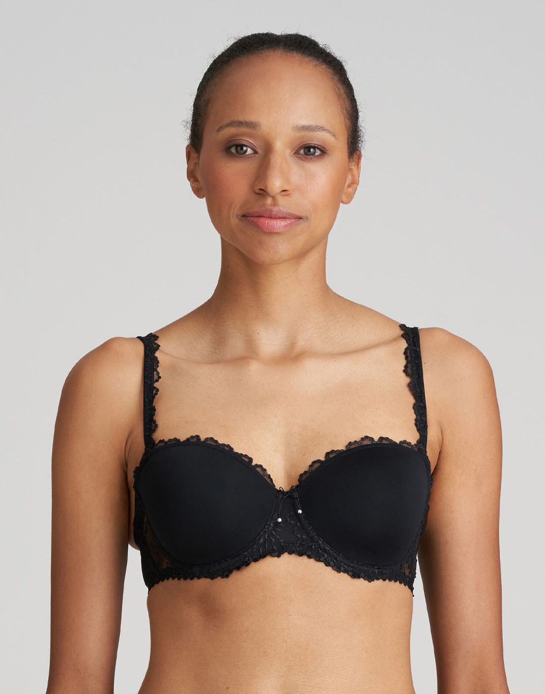 jente i svart stroppløs BH med blonder