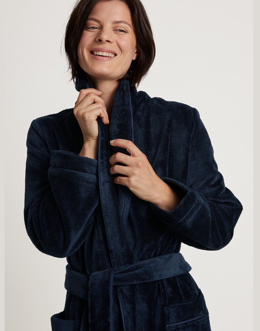 Calida 61302 new dark lapis blue morgenkåpe detalj