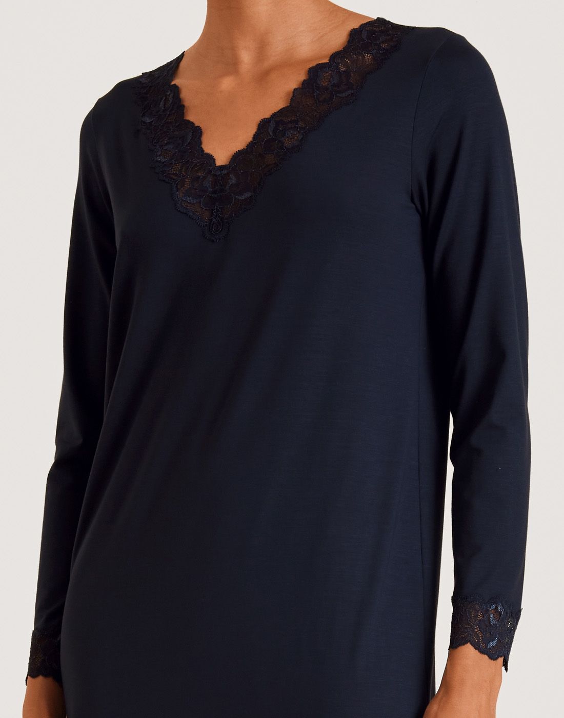 calida elegant dreams lang nattkjole mørk blå calida elegant dreams nattkjole mørk blå blonde