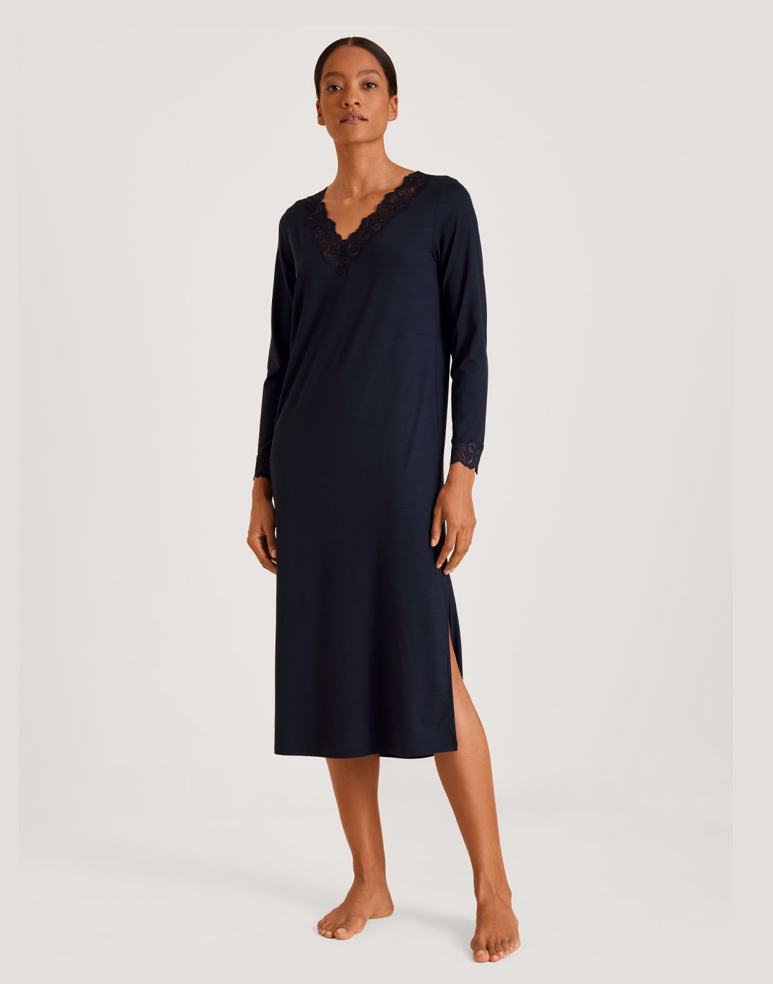 calida elegant dreams lang nattkjole mørk blå1 calida elegant dreams nattkjole mørk blå blonde