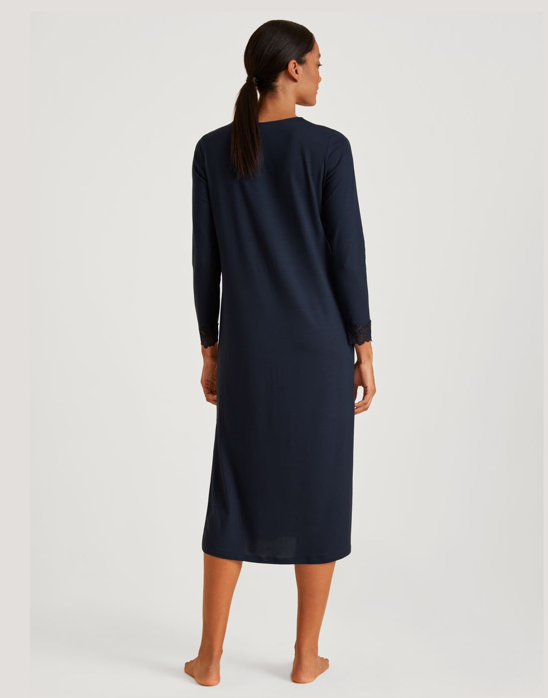 calida elegant dreams lang nattkjole mørk blå3 calida elegant dreams nattkjole mørk blå blonde