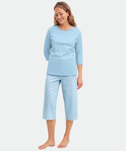 Søt blå pysj med capribukse og 2/3-ermer.