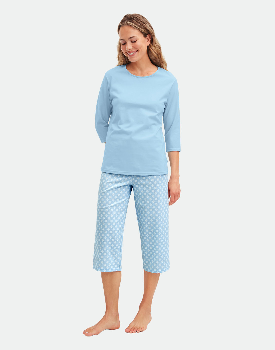 Søt blå pysj med capribukse og 2/3-ermer.