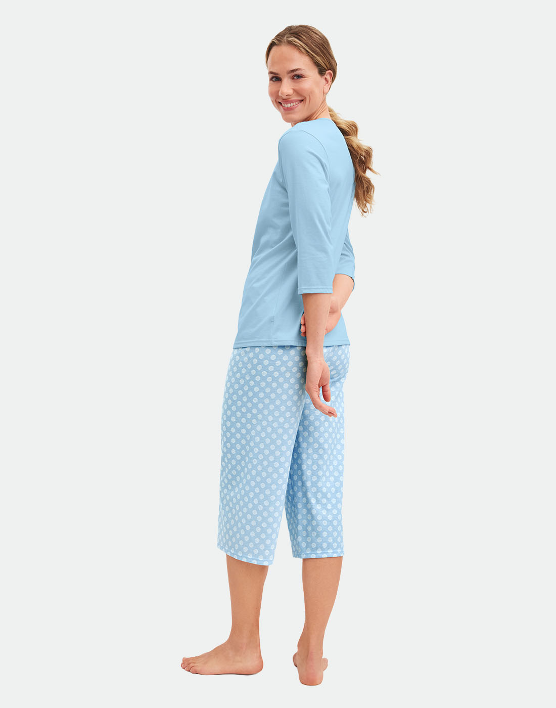 Søt blå pysj med capribukse og 2/3-ermer.