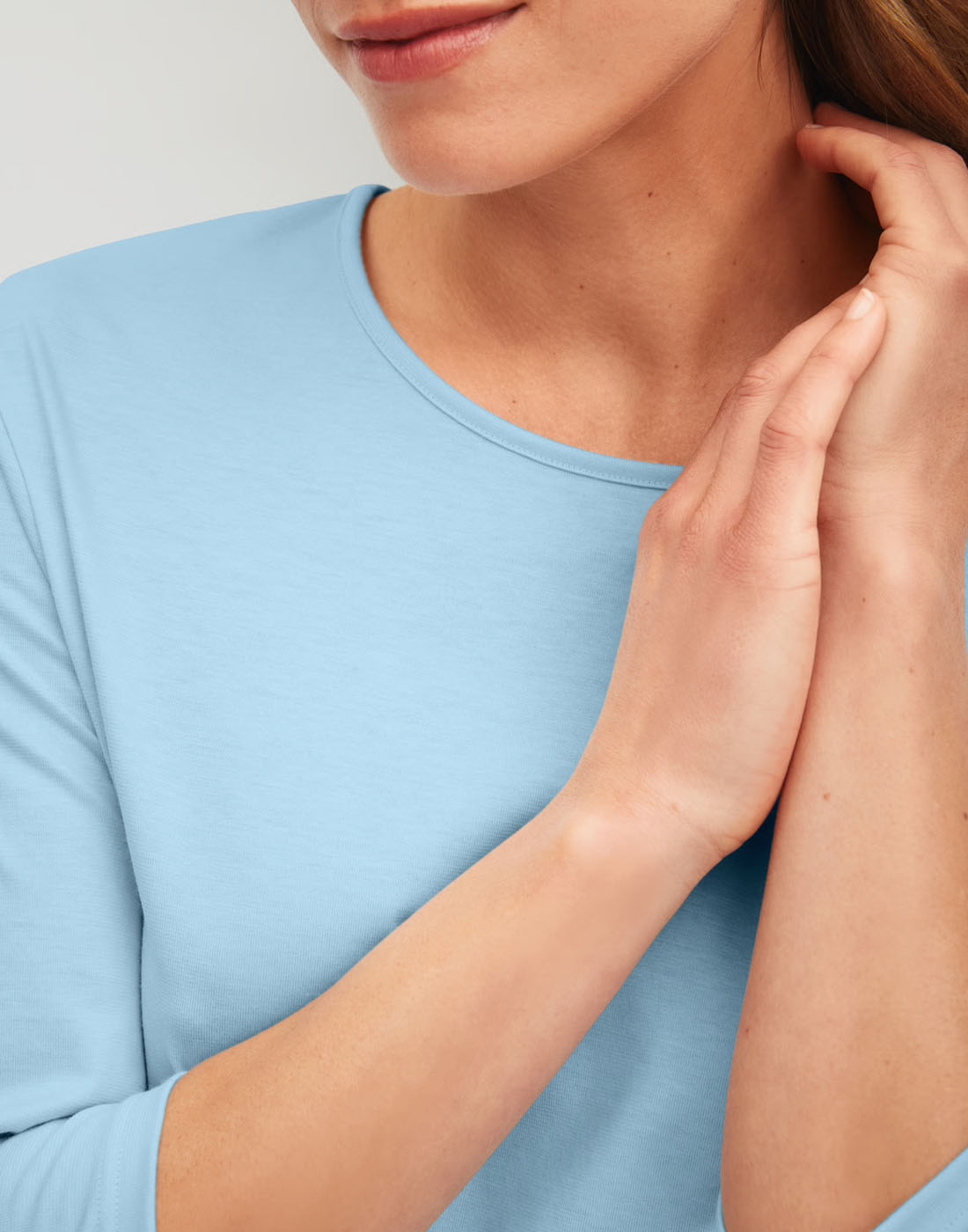 Søt blå pysj med capribukse og 2/3-ermer.